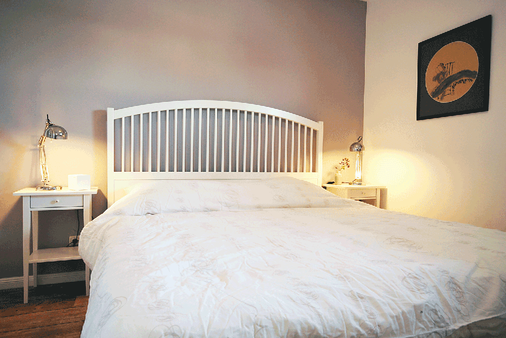 Doppelbett mit Nachttischen