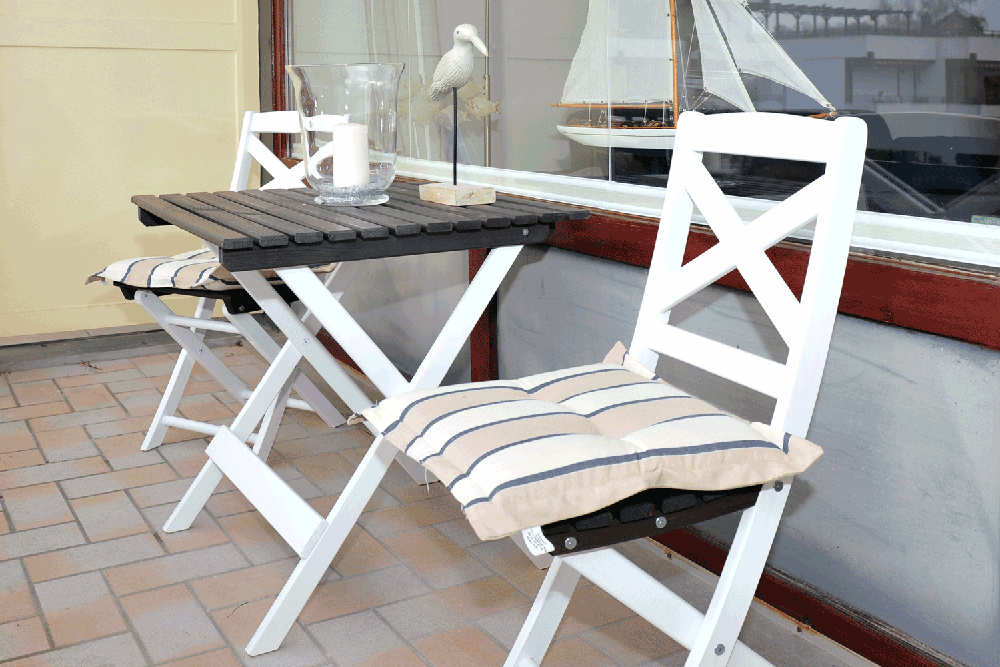 Balkonstühle und Tisch in der Bude12
