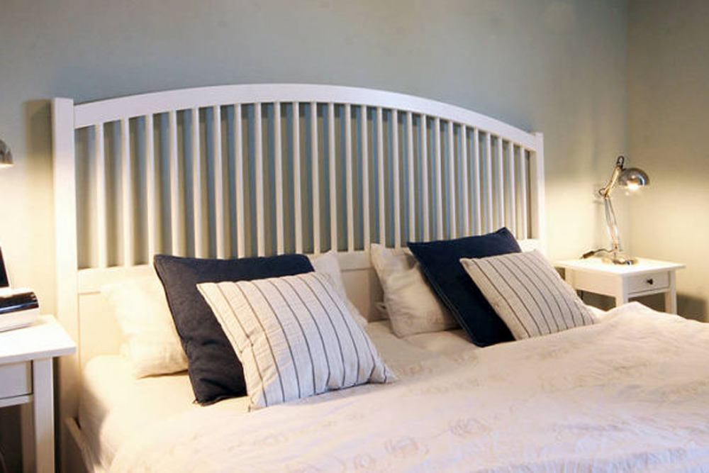 Doppelbett mit Nachtischen