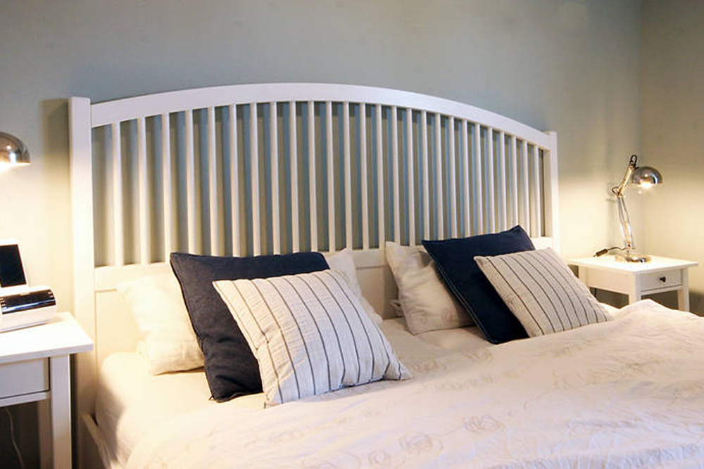 Doppelbett mit Nachtischen